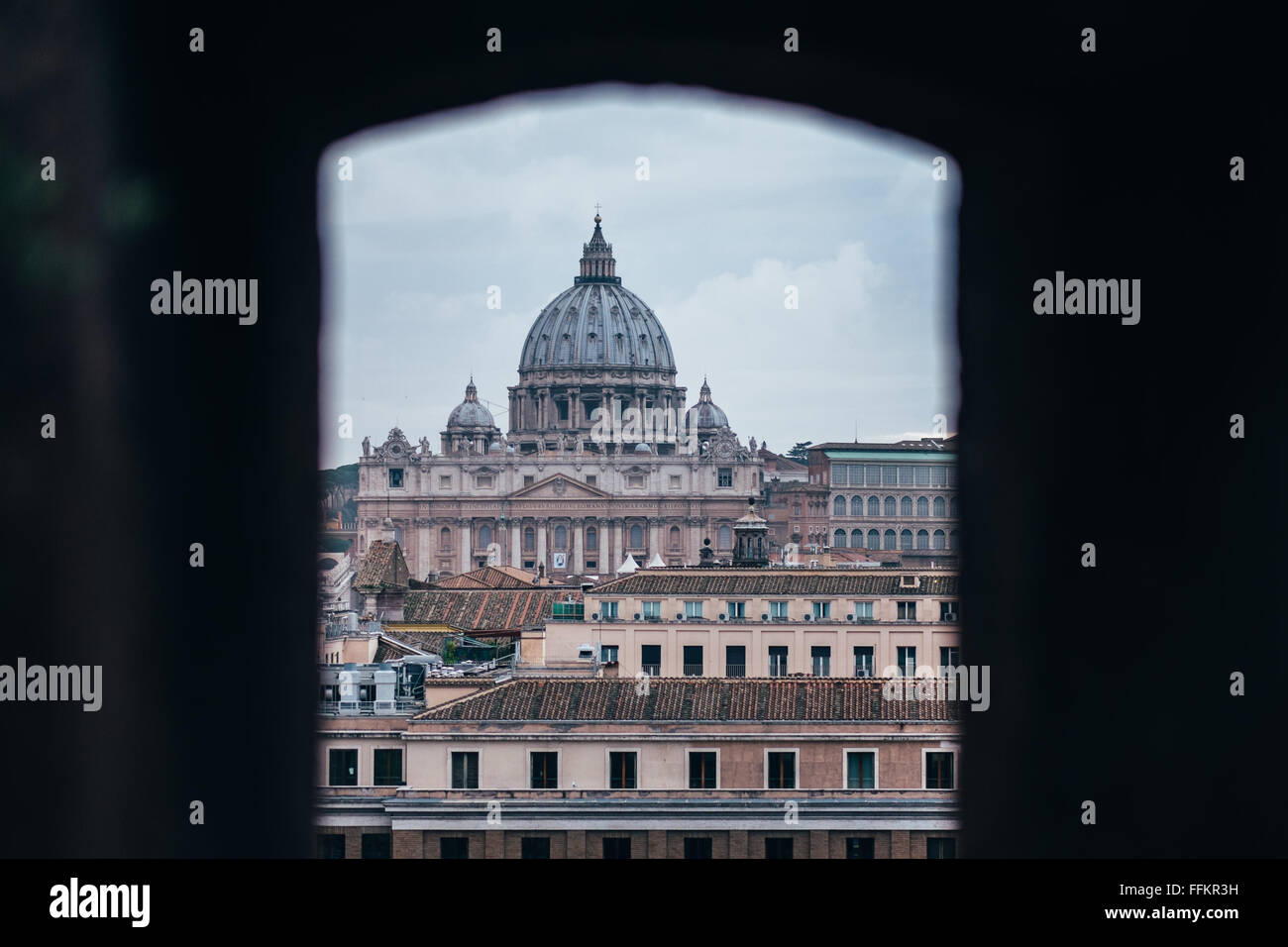 Vista del Vaticano e la Basilica di San Pietro come si vede da una finestra in Castel Sant'Angelo a Roma Foto Stock