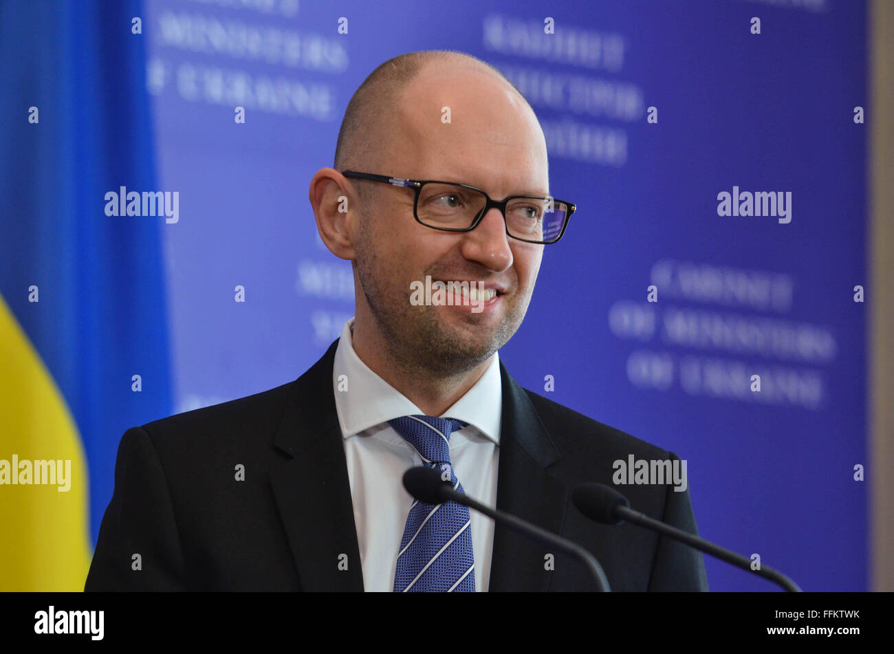 Kiev, Ucraina. 15 Feb, 2016. Il primo ministro dell'Ucraina Arseniy Yatsenyuk durante il suo incontro con il Primo Ministro turco Ahmet Davutoglu. © Serhii Nuzhnenko/Pacific Press/Alamy Live News Foto Stock