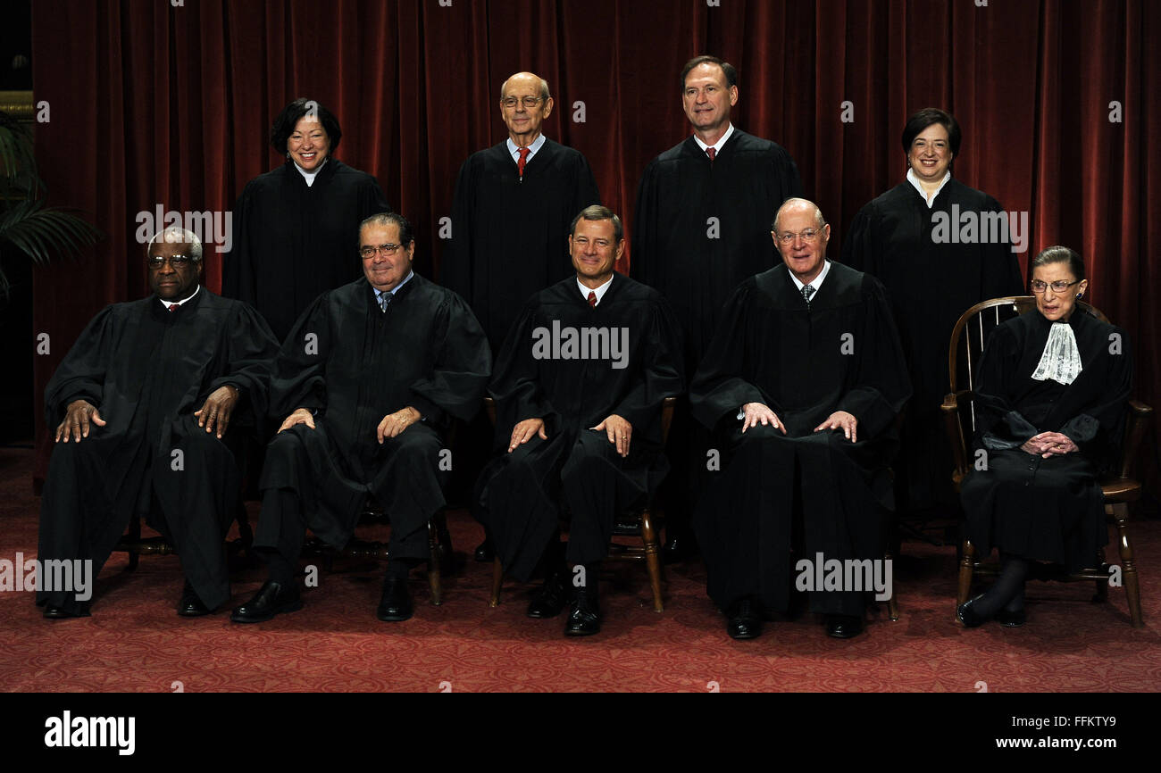 Febbraio 13, 2016 -(File foto) - Giudice della Corte Suprema Antonin Scalia è morto all età di 79. Nella foto: Ottobre 8, 2010 - Washington, Distretto di Columbia, Stati Uniti d'America - La Corte Suprema di Giustizia degli Stati Uniti per sedersi per un formale foto di gruppo in Oriente Sala Conferenze della Corte Suprema a Washington venerdì 8 ottobre 2010. I giudici sono (fila anteriore da sinistra) Clarence Thomas, Antonin Scalia, John G. Roberts (Chief Justice), Anthony Kennedy, Ruth Bader Ginsburg; (bancata posteriore da sinistra) Sonia Sotomayor, Stephen Breyer, Sameul Alito e Elena Kagan, il più recente membro di Foto Stock