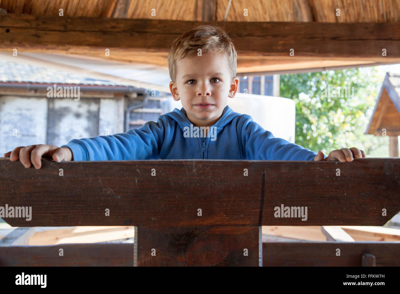 Ritratto di ragazzo con capelli biondi sul vigneto Foto Stock