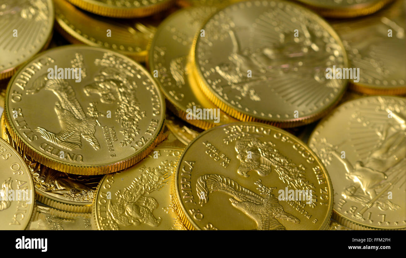 Le monete d'oro insieme, che rappresentano il concetto di valore, ricchezza o metalli rari Foto Stock