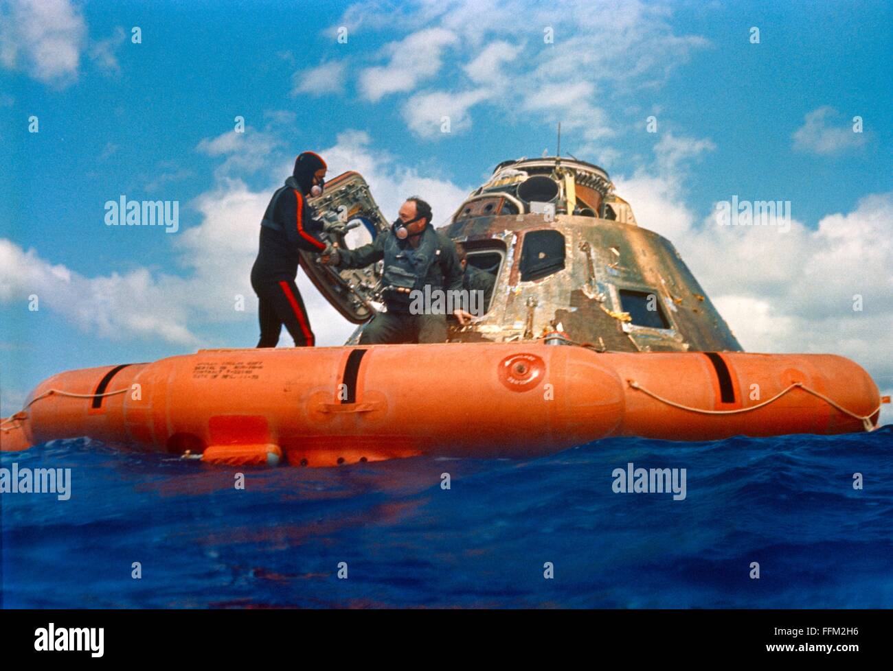 La NASA Apollo 14 astronauta Edgar Mitchell D., modulo lunare pilota, è assistita al di fuori del modulo di comando da un U.S. Marina di demolizione subacquea team nuotatore durante l'Apollo 14 operazioni di recupero Febbraio 9, 1971 nell'Oceano Pacifico del Sud. Mitchell è stato seguito al di fuori della navicella spaziale gli astronauti Alan B.Shepard Jr., comandante; e Stuart A. Roosa, il pilota del modulo di comando. Foto Stock