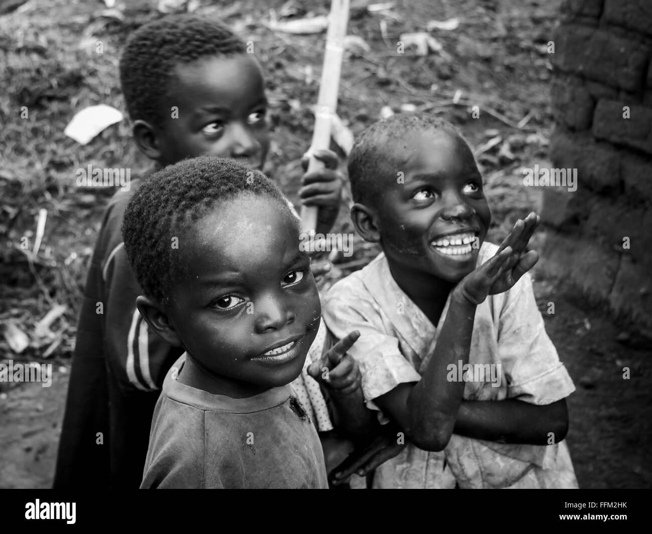 I ragazzi pongono per fotografie in un villaggio alla periferia di Lilongwe, Malawi. Foto Stock