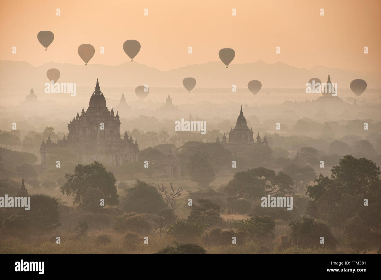 Palloncini per volare sopra i templi di Bagan, Myanmar presso sunrise Foto Stock