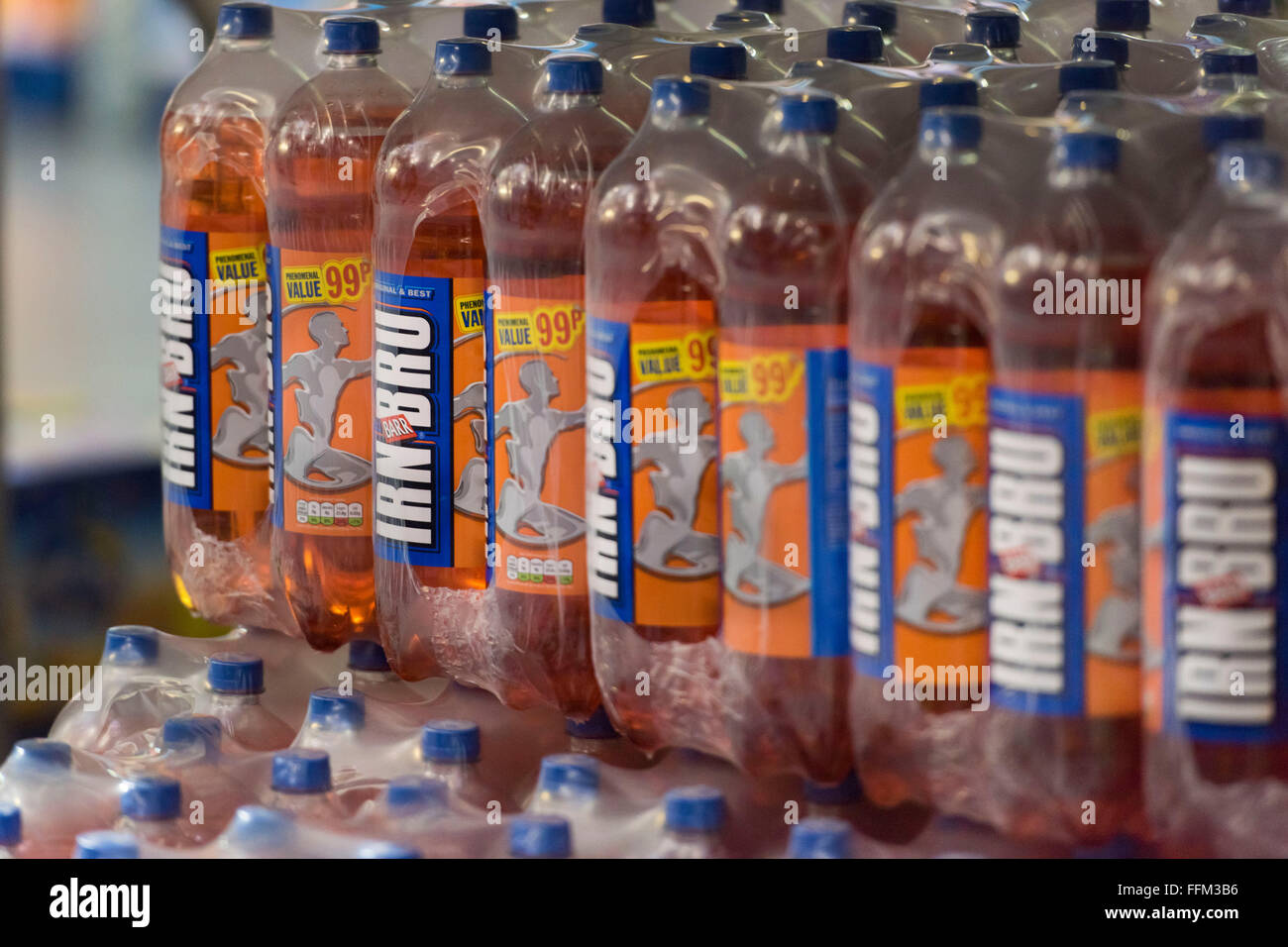 Irn Bru soft drink in bottiglie in un magazzino. Foto Stock