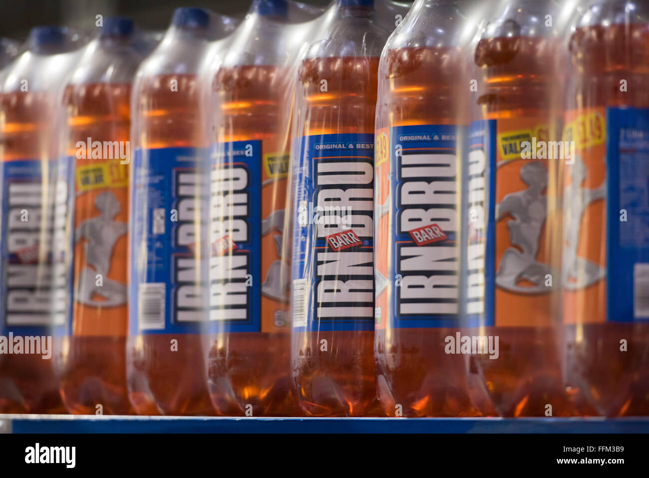 Irn Bru soft drink in bottiglie in un magazzino. Foto Stock
