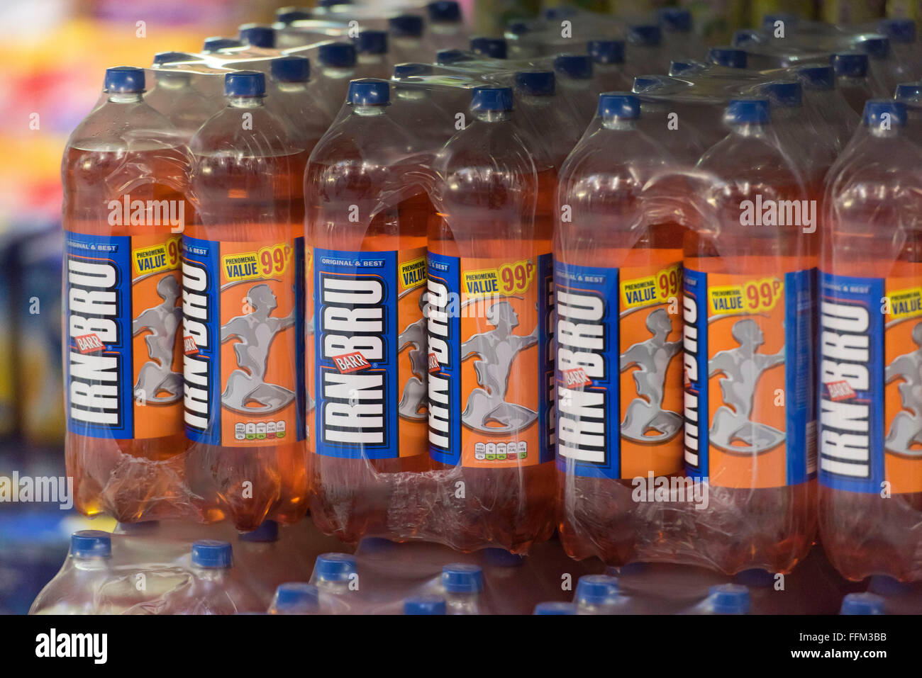 Irn Bru soft drink in bottiglie in un magazzino. Foto Stock