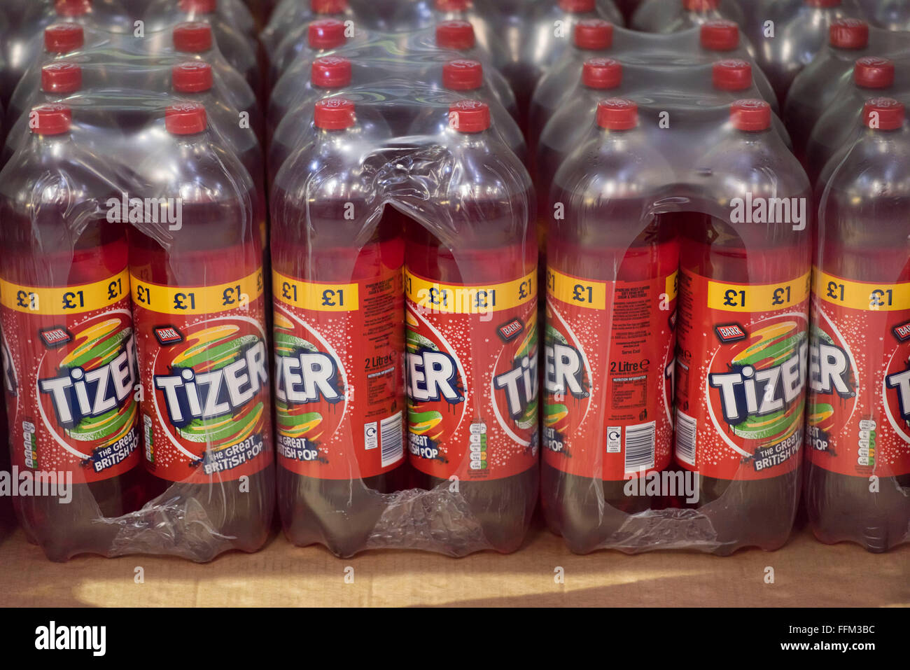 Bottiglie di zucchero di soft drink Tizer stoccati in un magazzino. Foto Stock