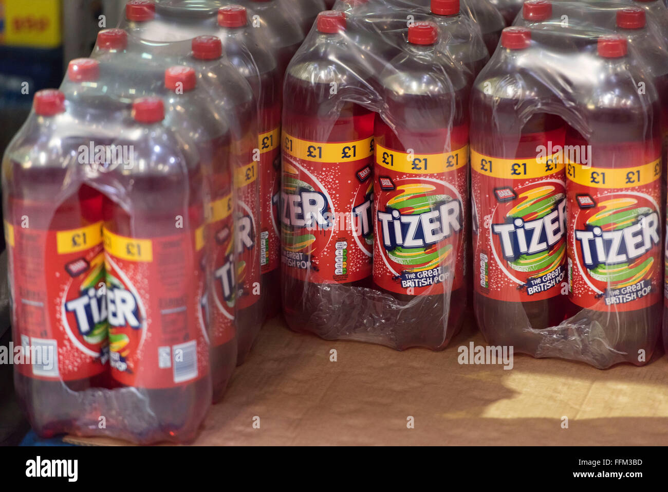 Bottiglie di zucchero di soft drink Tizer stoccati in un magazzino. Foto Stock