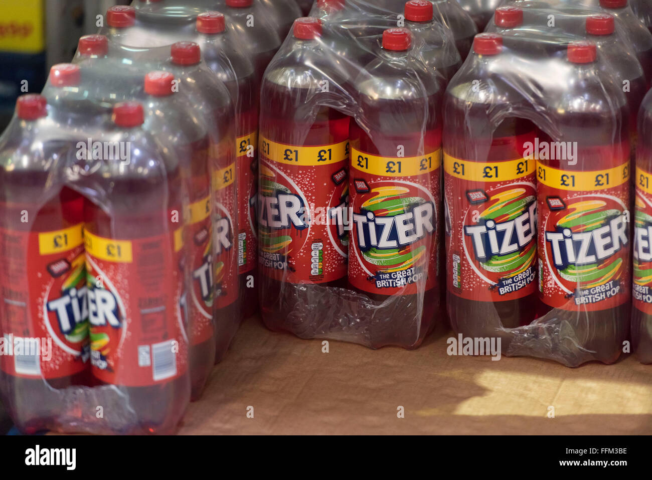 Bottiglie di zucchero di soft drink Tizer stoccati in un magazzino. Foto Stock