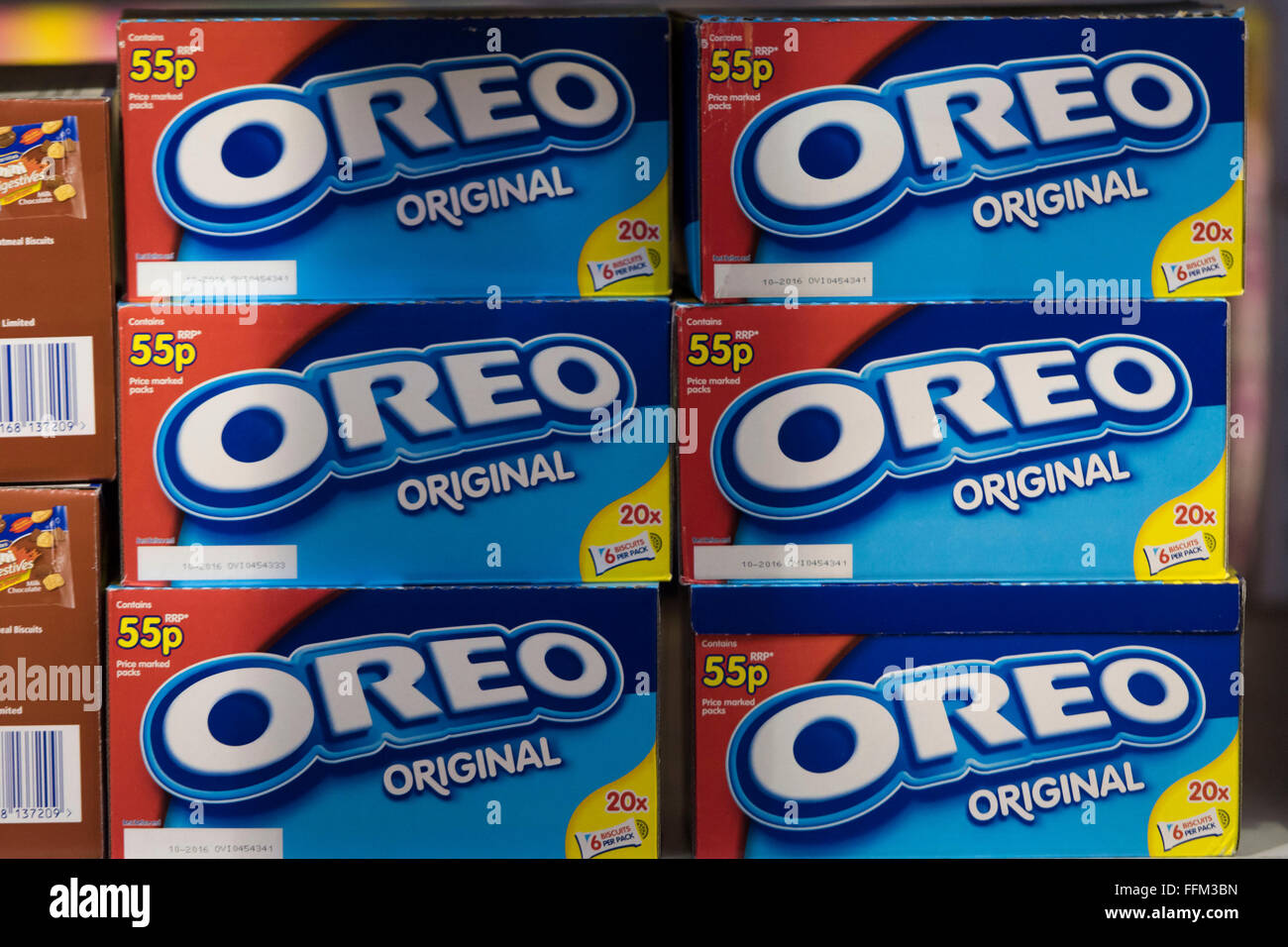Scatole di Oreos impilati in un magazzino. Foto Stock
