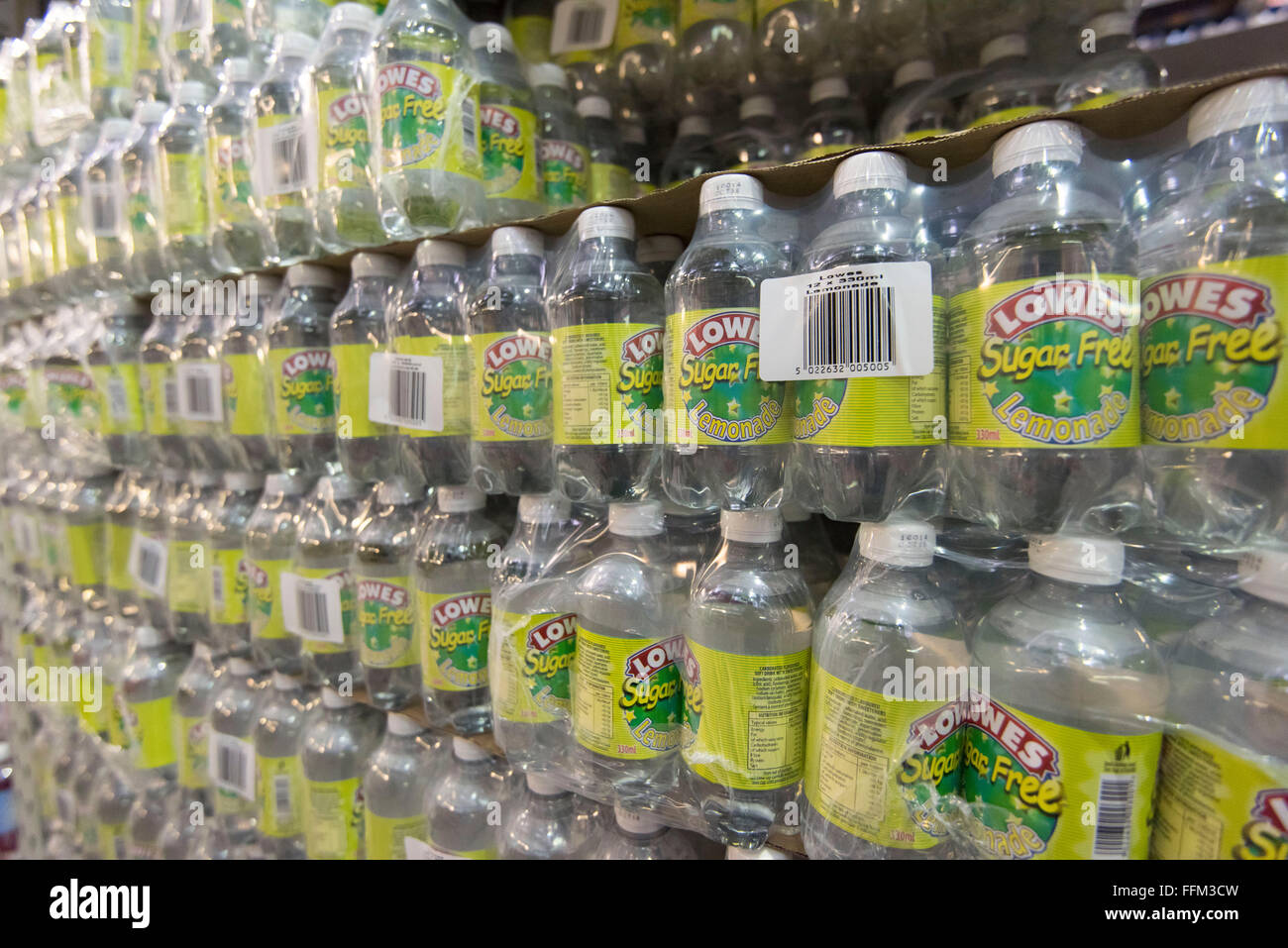 Bottiglie di Lowes zucchero libero limonata soft drink avvolte nel cellophane e impilati in un magazzino. Foto Stock