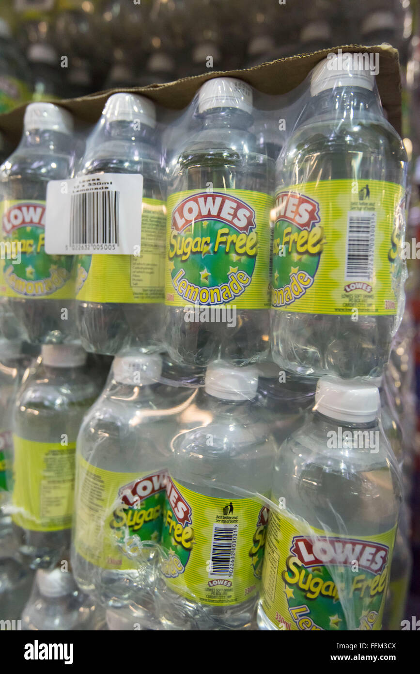 Bottiglie di Lowes zucchero libero limonata soft drink avvolte nel cellophane e impilati in un magazzino. Foto Stock