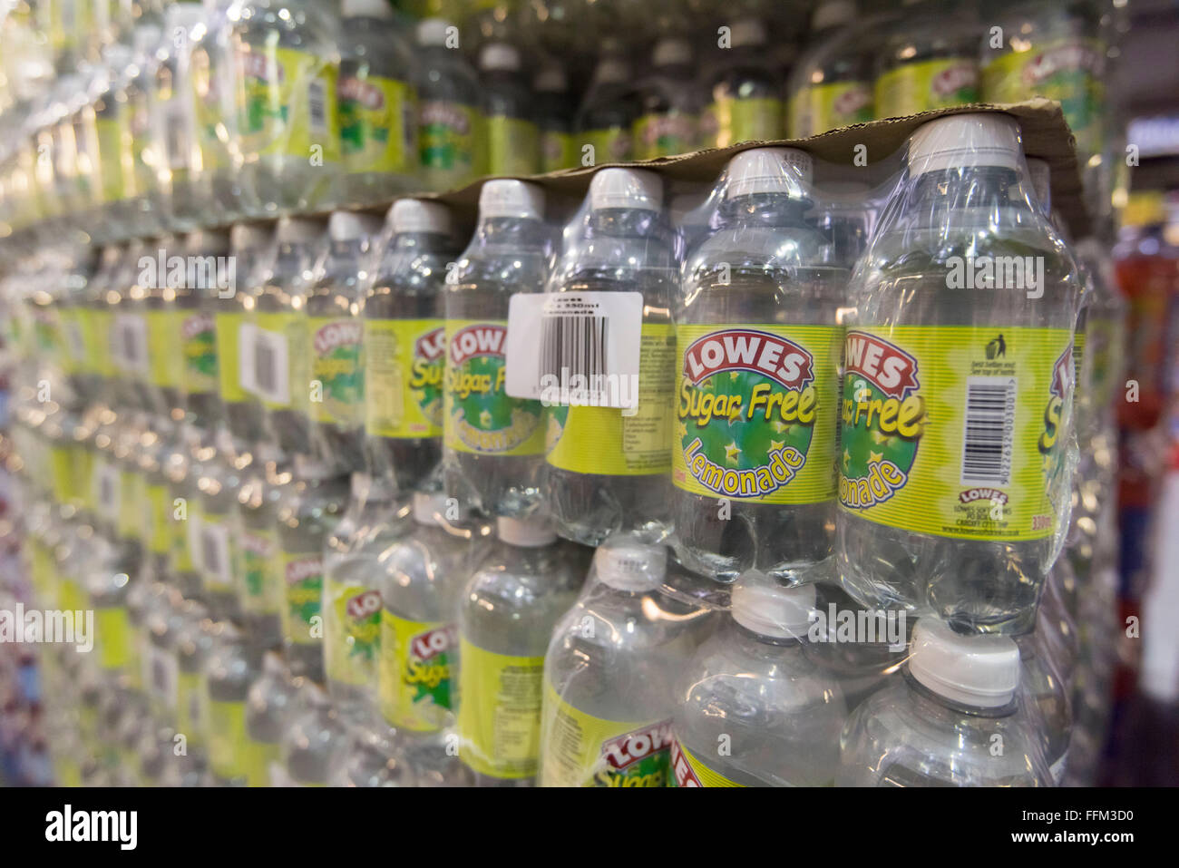 Bottiglie di Lowes zucchero libero limonata soft drink avvolte nel cellophane e impilati in un magazzino. Foto Stock