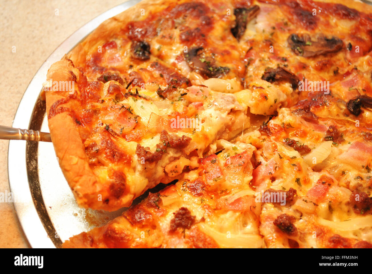 A che serve deliziosi piatti a base di carne e verdure trancio di pizza Foto Stock