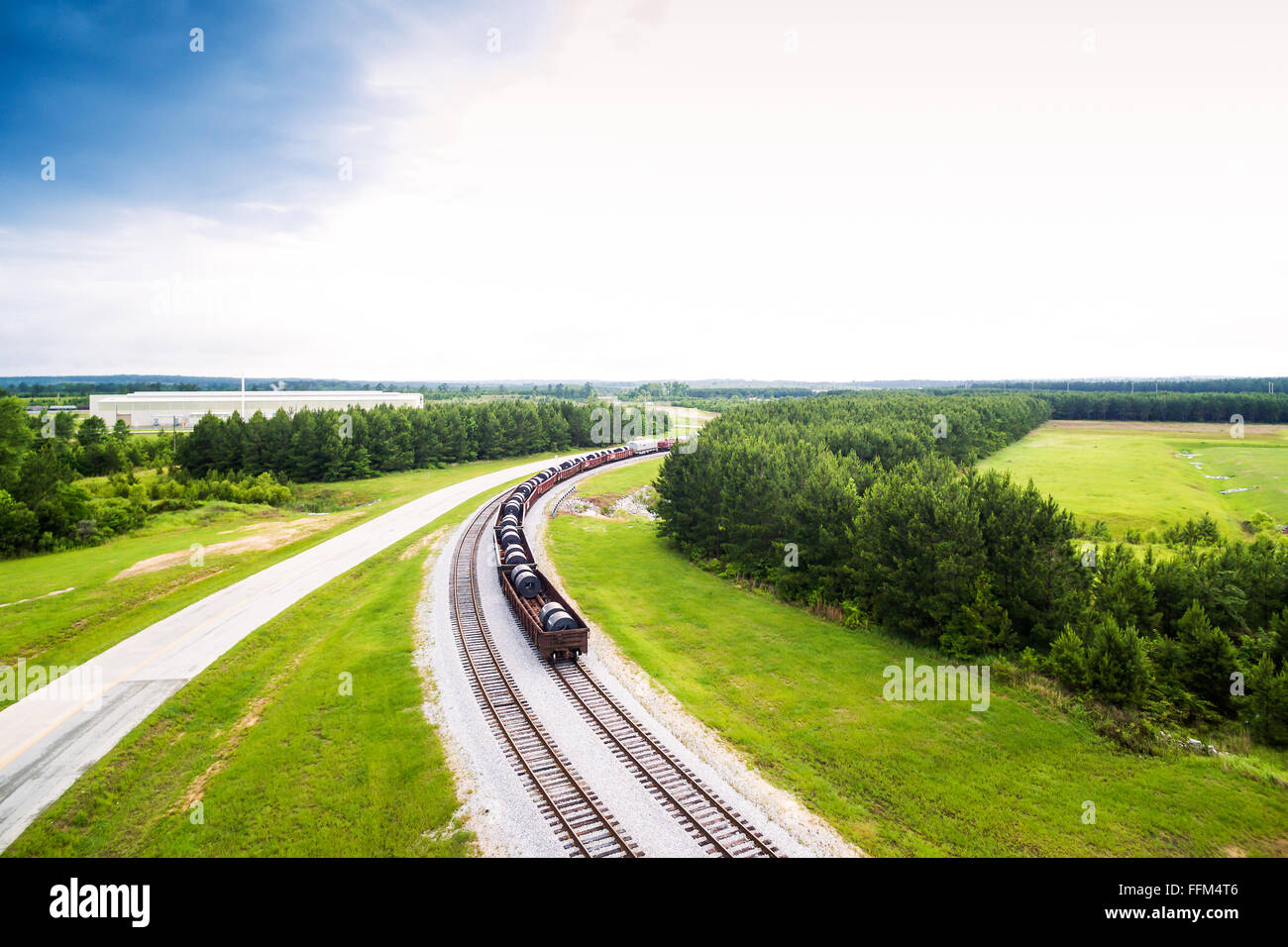 - Antenna di bobine in acciaio in vagoni ferroviari sui binari del treno in Alabama Foto Stock