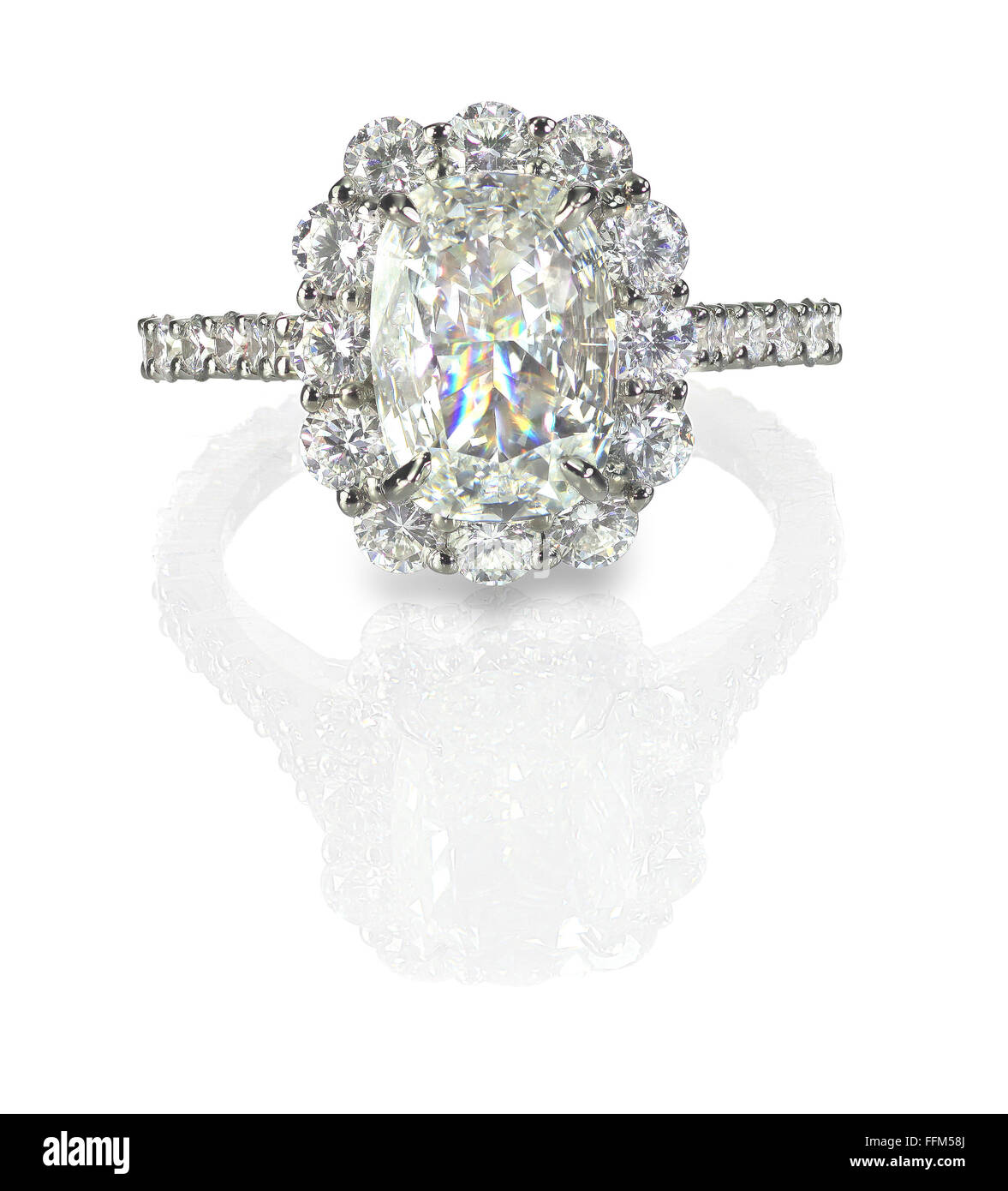 Grande cuscino carato Taglio diamante sfaccettato scintillanti diamanti di nozze anello di fidanzamento Foto Stock