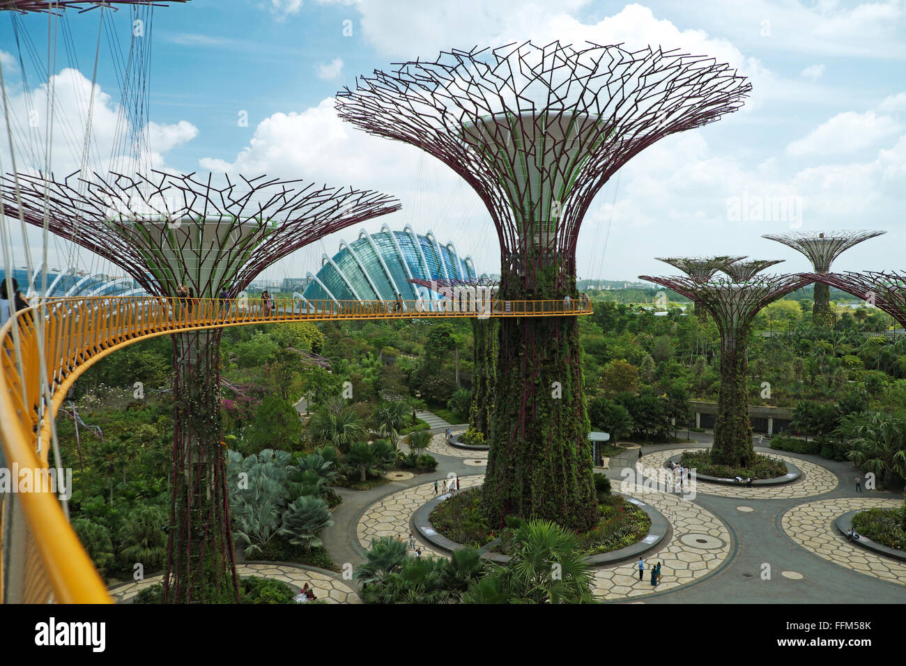 OCBC Skyway e il Supertree Grove at Gardens con il complesso di Bay, Singapore Foto Stock