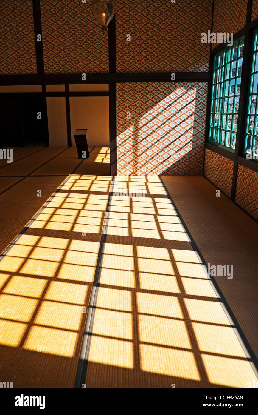 Sole che splende attraverso la finestra del fattore principale della residenza in Dejima, di Nagasaki Foto Stock