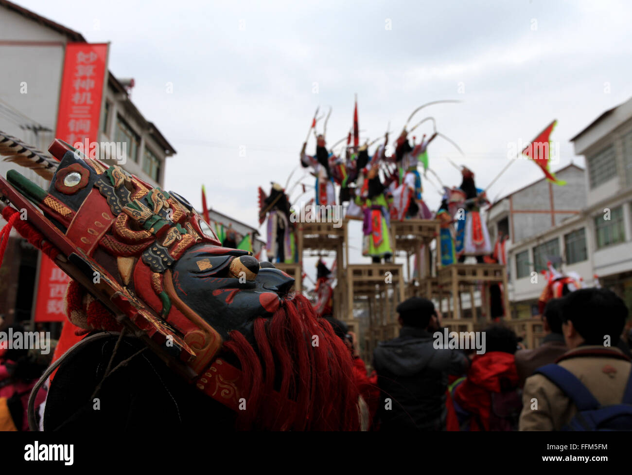 Anshun, della Cina di Guizhou. 15 Feb, 2016. Le persone a svolgere Gaotai Dixi, un folk locale opera messa in scena lo spazio aperto di terreno pianeggiante, a Weiqi villaggio di Puding County, a sud-ovest della Cina di Guizhou, Feb 15, 2016. Gli artisti interpreti o esecutori indossare maschere stadio opera su 48 tabelle previste in cinque strati in forma di piramide e a volte salta giù per cantare e ballare. Il Gaotai Dixi opera riflette principalmente e racconta le storie di guerra nei tempi antichi. Credito: Lu Wei/Xinhua/Alamy Live News Foto Stock