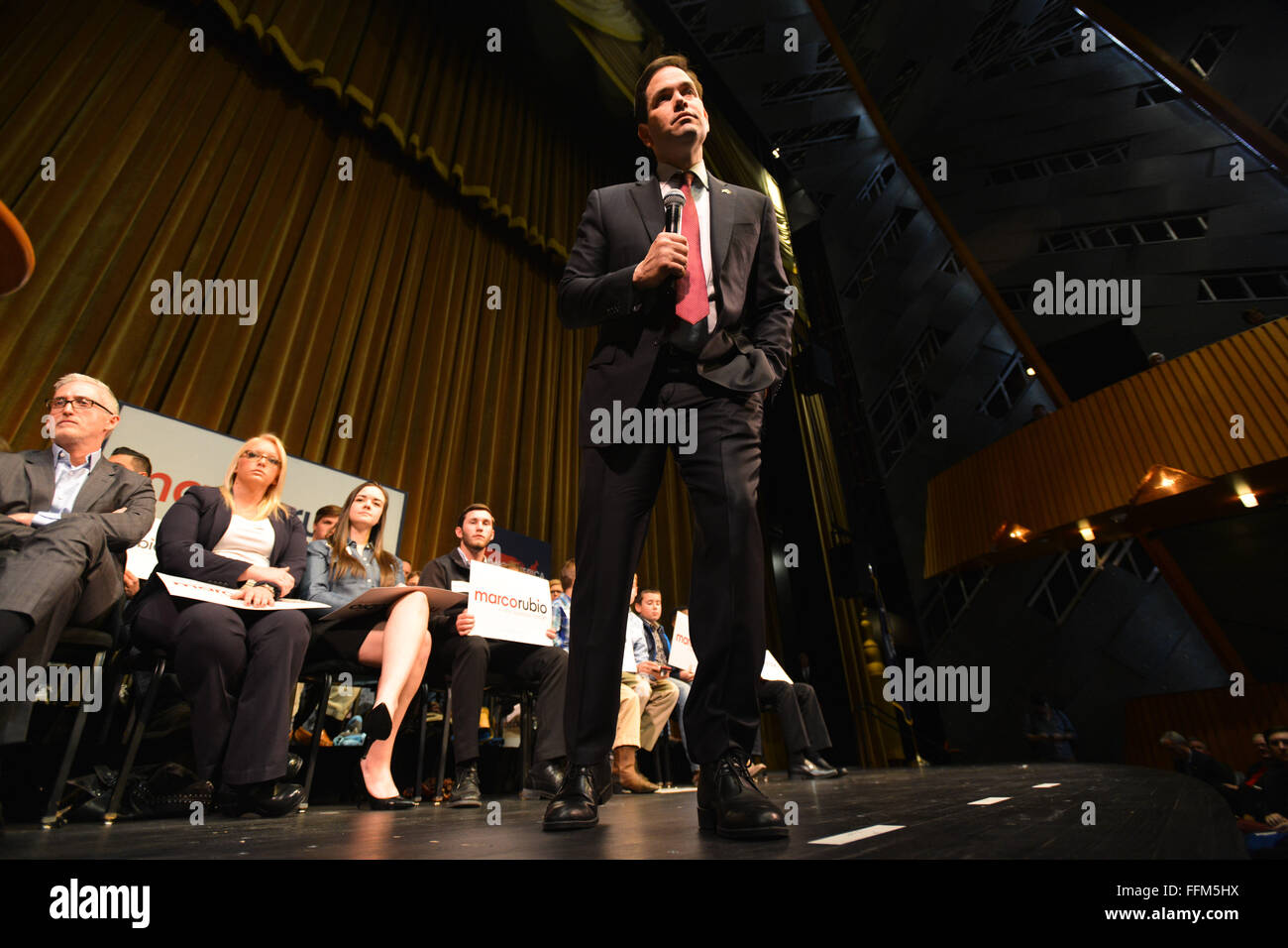Firenze, Carolina del Sud, noi. 15 Feb, 2016. SEN. MARCO RUBIO ascolta una domanda nel corso di una campagna municipio evento in Firenze, S.C. Lunedì. Lo stato voti nella sua primaria GOP sabato. © Miguel Juarez Lugo/ZUMA filo/Alamy Live News Foto Stock