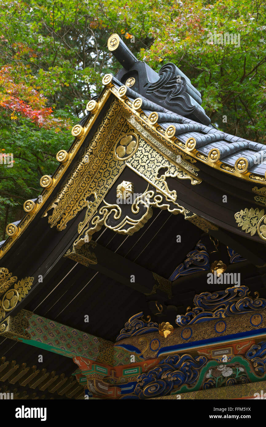 Dettaglio dell'architettura del tetto al Santuario Toshogu complesso in Nikko Foto Stock