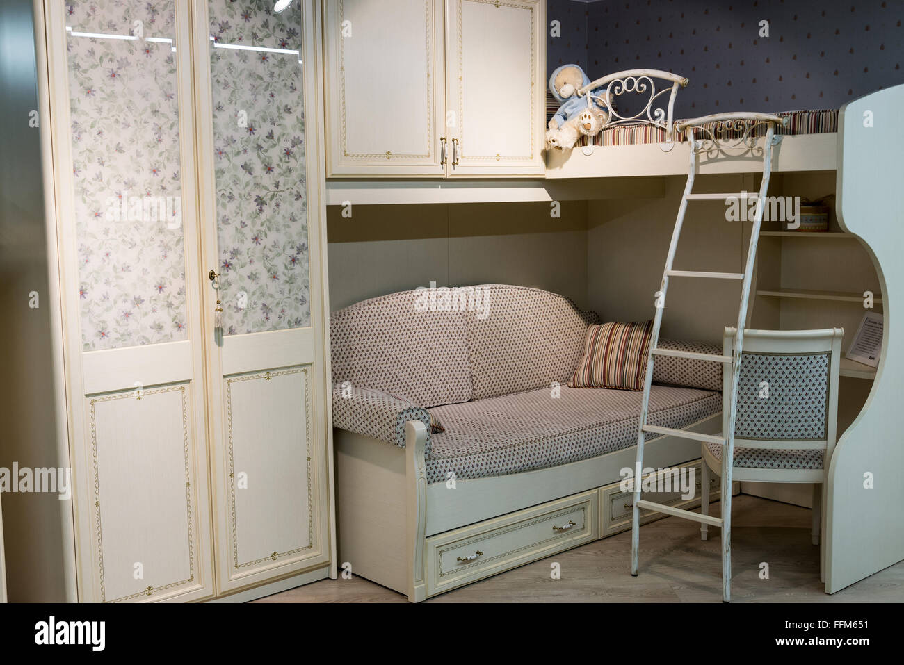 Interno accogliente sala per bambini in colore beige Foto Stock