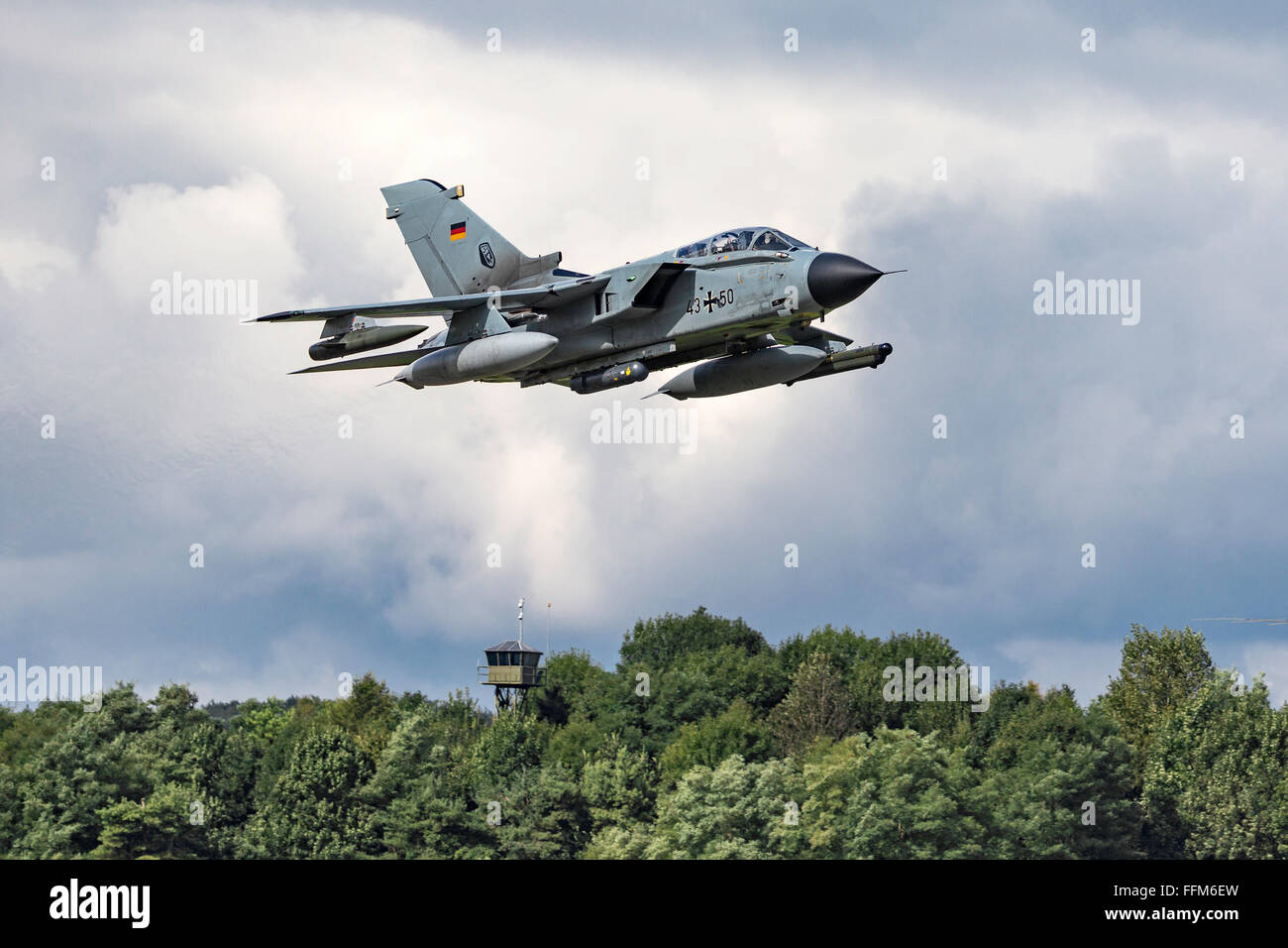 German Air Force (Luftwaffe) Panavia Tornado IDS 43+50 fighter aircraft uscire Payerne Air Base in Svizzera. Foto Stock