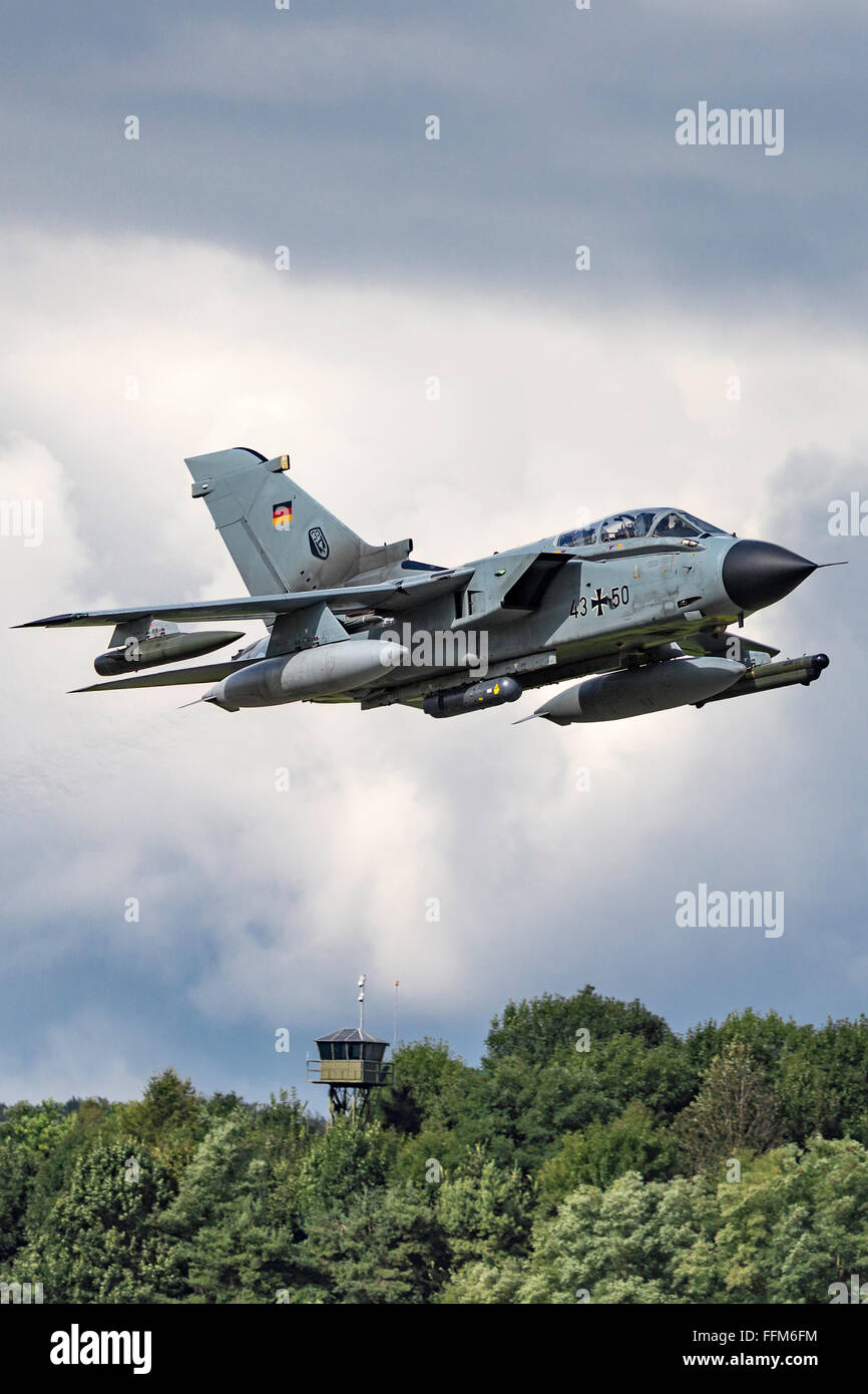 German Air Force (Luftwaffe) Panavia Tornado IDS 43+50 fighter aircraft uscire Payerne Air Base in Svizzera. Foto Stock
