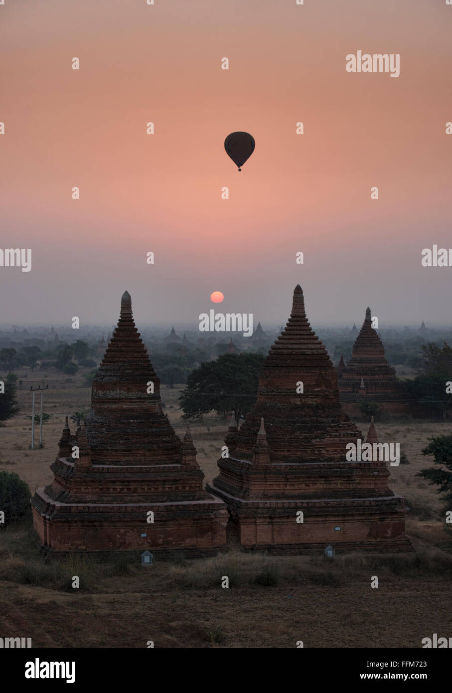 Il palloncino vola sopra i templi di Bagan, Myanmar presso sunrise Foto Stock