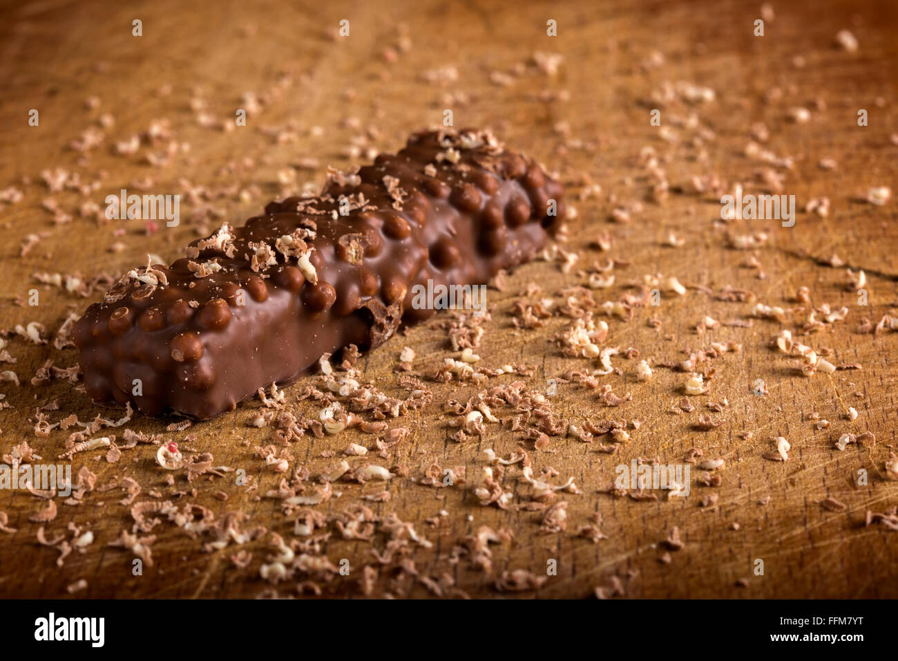 Barra di cioccolato e cioccolato grattugiato su sfondo di legno Foto Stock