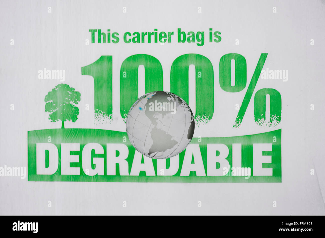 Globo di vetro che mostra le americhe su un 100% degradabili in borsa di trasporto logo Foto Stock