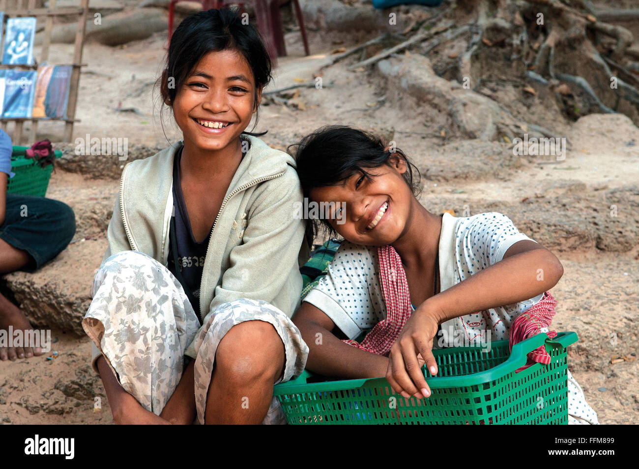 Amicizia, sorelle khmer (1 ragazza indossa un Krama / una tradizionale sciarpa cambogiana), Preah Khan Temple, Siem Reap Provincia, Cambogia. Credito: Kraig Lieb Foto Stock