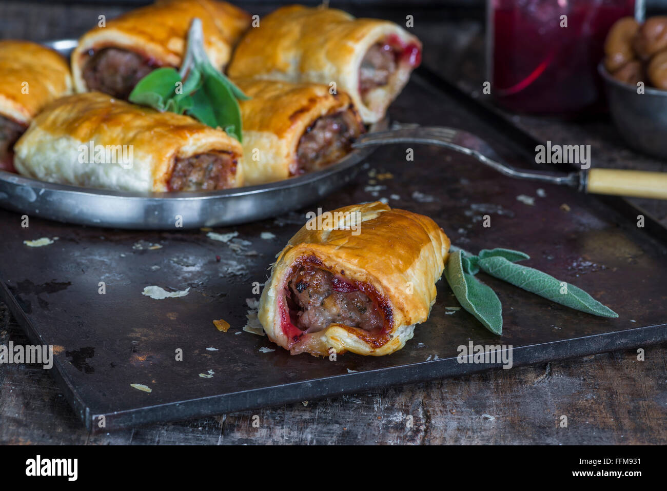 In casa la salsiccia di maiale rotoli con castagne, salsa di mirtilli e salvia Foto Stock