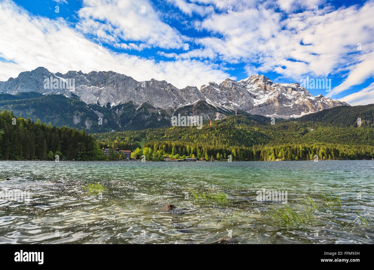 Lago Eibsee e Zugspitze top della Germania Foto Stock