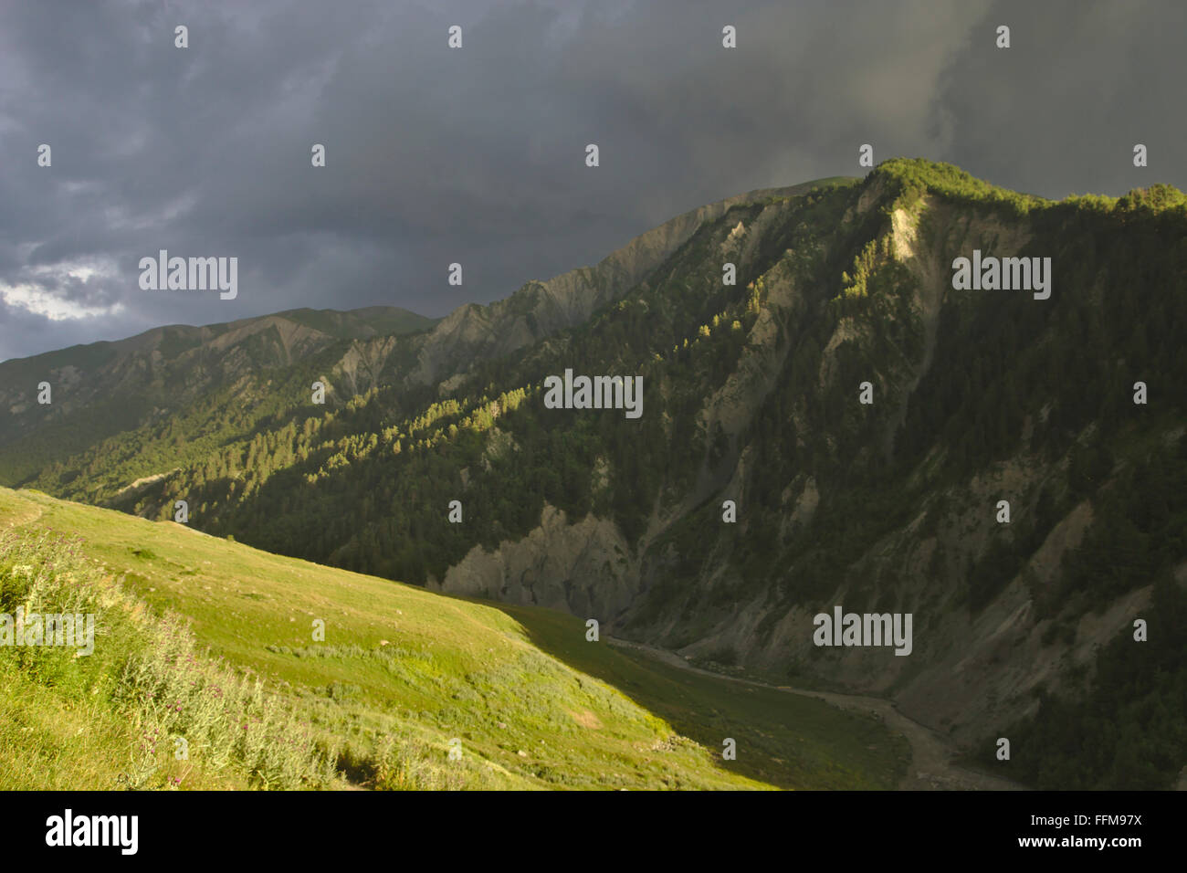 Atmosfera serale con una luce calda e nuvole scure nella valle di Adishi, Svaneti superiore, Mestia-Ushguli-Trek, Georgia Foto Stock