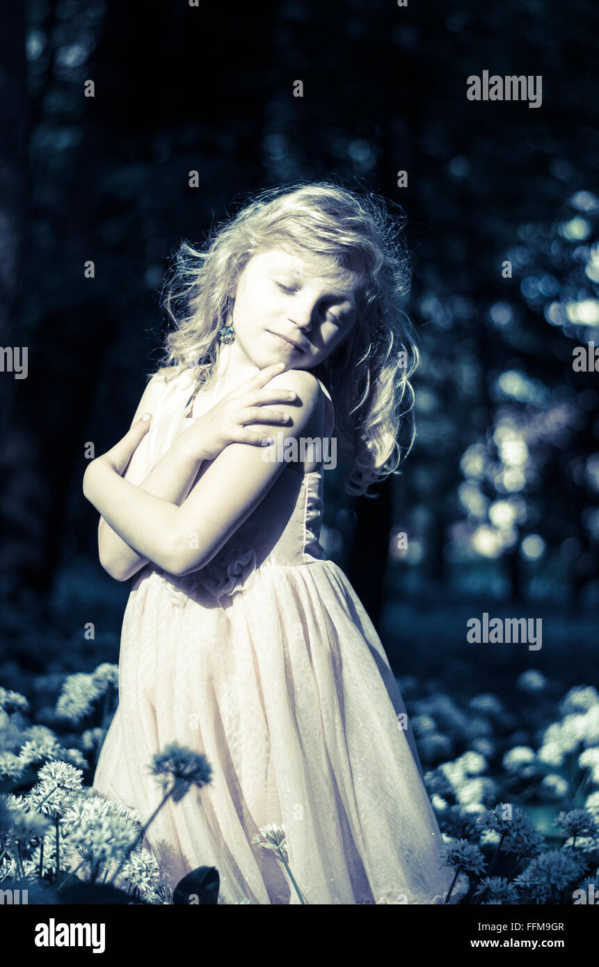 Felice adorabile ragazza bionda di boschi in bianco e nero Foto Stock