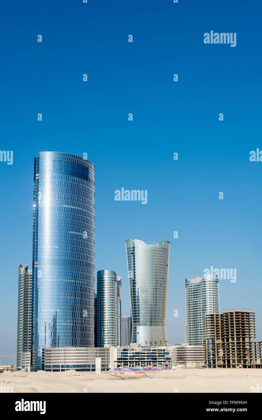 Vista di moderni grattacieli in costruzione presso il nuovo quartiere degli affari denominato Città delle Luci su Al Reem Island in Abu Dhabi unità Foto Stock