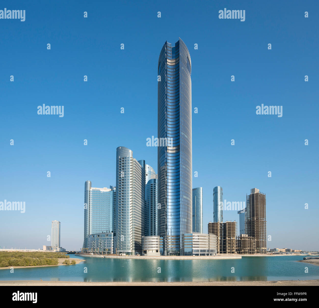 Vista di moderni grattacieli in costruzione presso il nuovo quartiere degli affari denominato Città delle Luci su Al Reem Island in Abu Dhabi unità Foto Stock