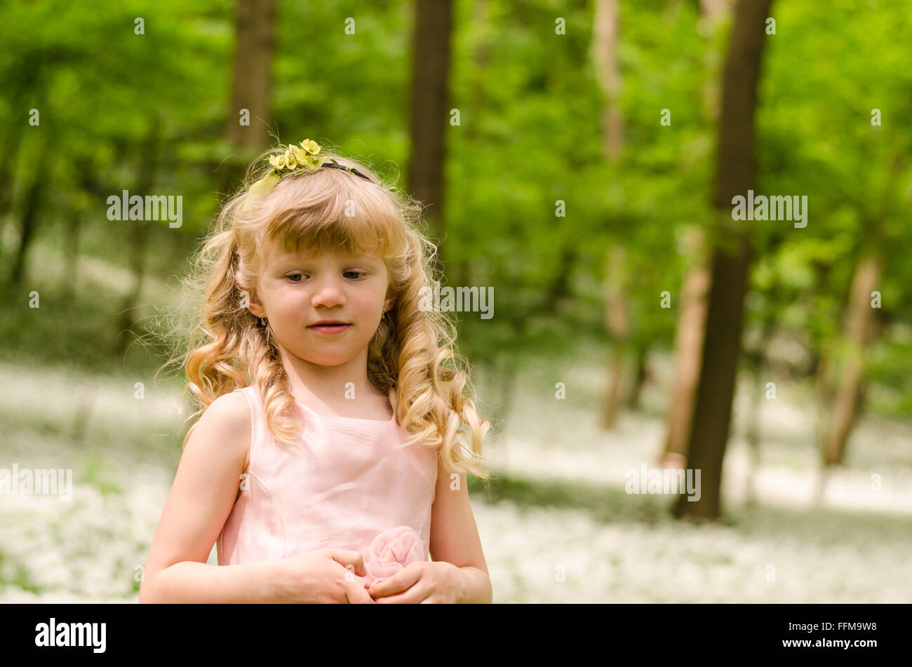 Adorabile ragazza bionda principessa in primavera forrest Foto Stock