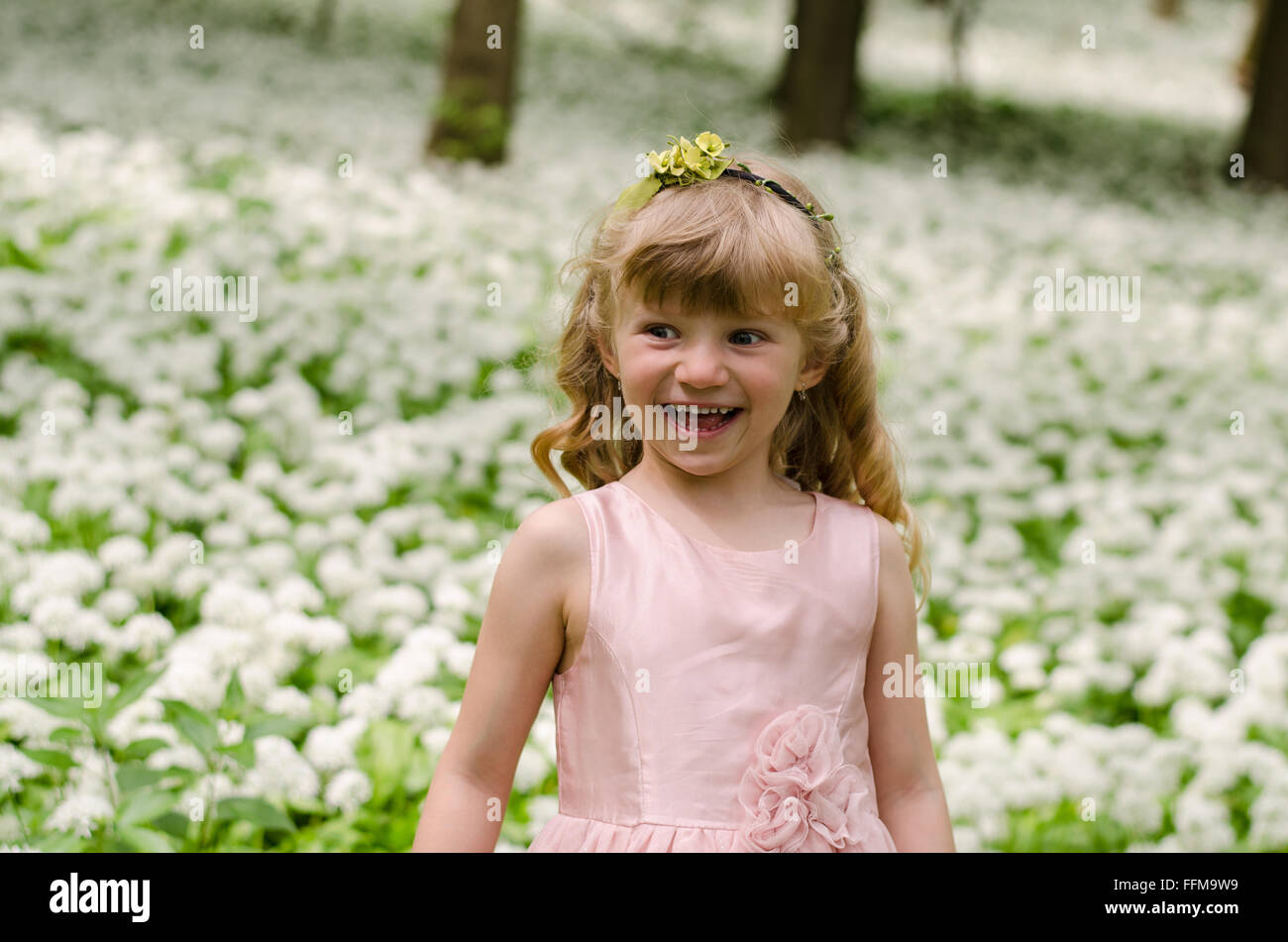 Adorabile ragazza bionda principessa in bianco prato in boschi Foto Stock