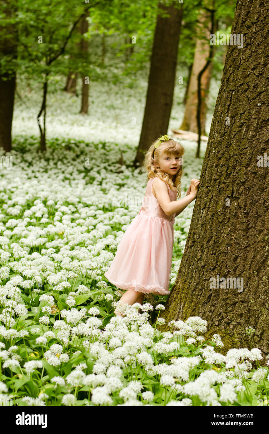 Adorabile ragazza bionda principessa in primavera forrest Foto Stock