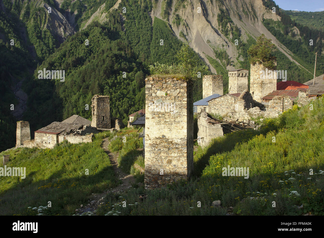 Torri di difesa nel villaggio Adishi, Mestia-Ushguli-Trek, Superiore Swaneti, Georgia Foto Stock