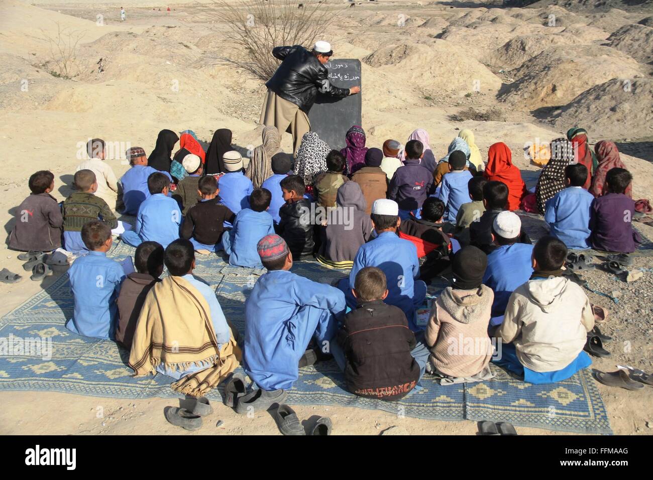 Nangarhar, Afghanistan. Xvi Feb, 2016. Afghan agli studenti di frequentare un corso presso una scuola locale nella provincia di Nangarhar, est dell'Afghanistan, nel febbraio 16, 2016. © Rahman Safi/Xinhua/Alamy Live News Foto Stock