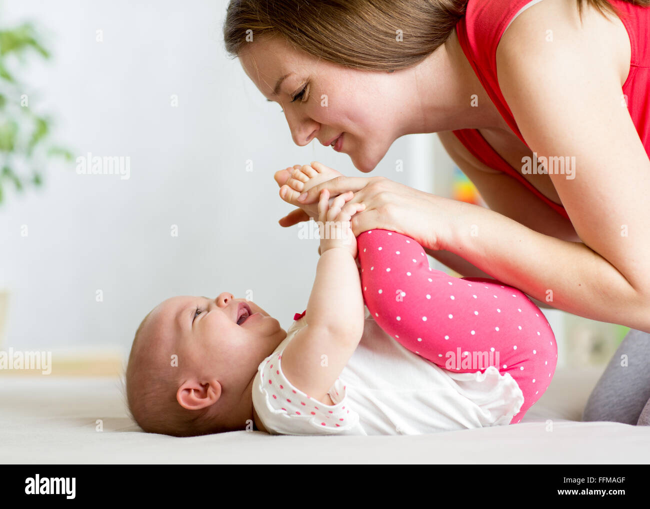 Giovane madre con il suo bambino di passatempo divertente Foto Stock