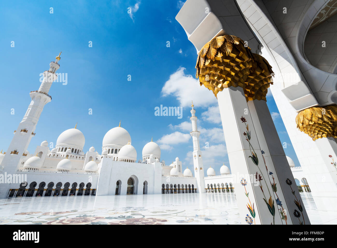 Cortile della Sheikh Zayed Grande Moschea di Abu Dhabi Emirati Arabi Uniti Foto Stock