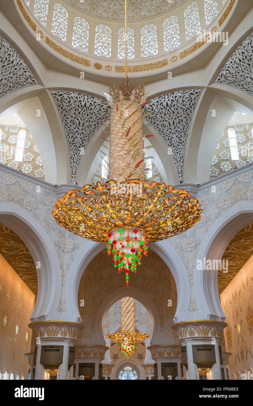 Interno della Sheikh Zayed grande moschea che mostra grande lampadario ornato di Abu Dhabi Emirati Arabi Uniti Foto Stock