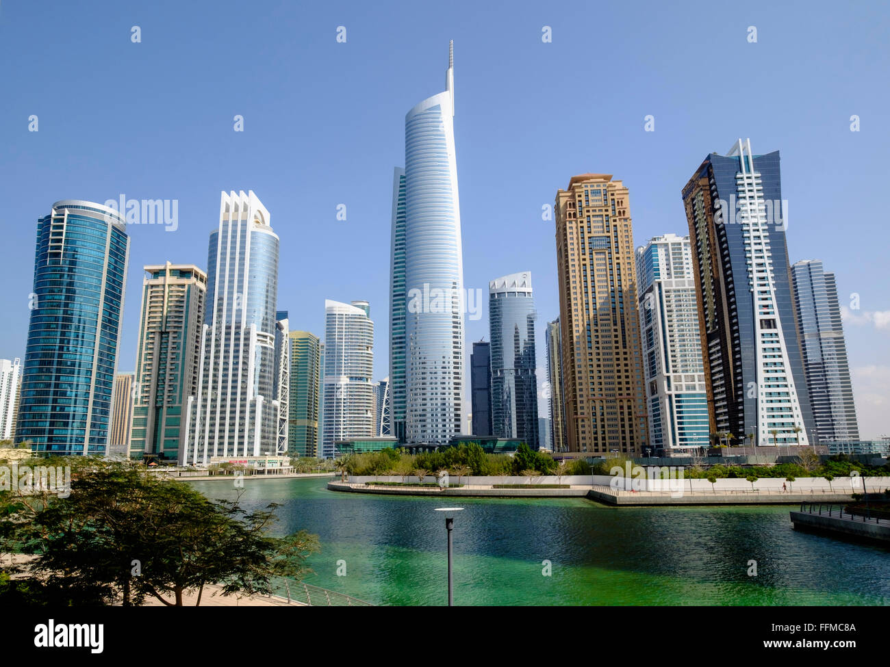 Il giorno dello skyline di Almas Tower e un moderno alto edificio uffici e condomini a JLT, Jumeirah Lakes Towers di Dubai Foto Stock