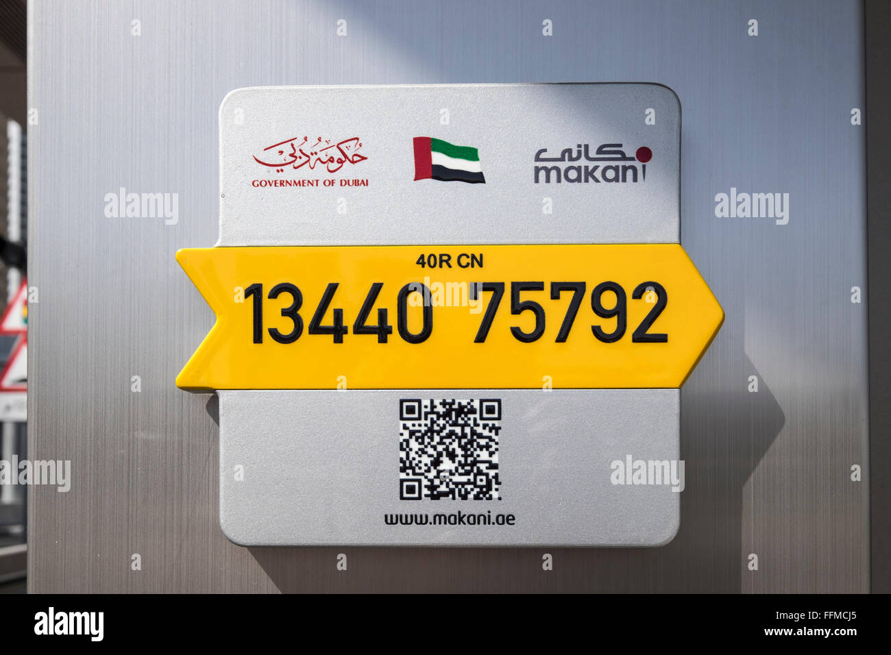 Makani Geographic Information System (GIS) locazione di indirizzo segno unico con 10 cifre attaccata alla costruzione in Dubai EMIRATI ARABI UNITI Foto Stock