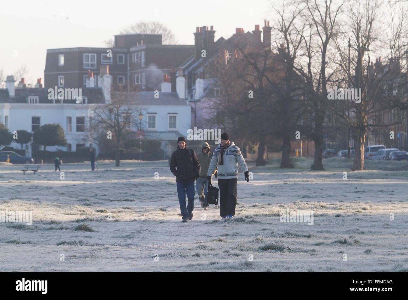 Il torneo di Wimbledon, Londra, Regno Unito. Il 16 febbraio, 2016. Meteo REGNO UNITO: la gente a piedi su Wimbledon Common coperto di brina in una fredda mattina con temperature meteo scenda a zero per i prossimi giorni nella capitale Credito: amer ghazzal/Alamy Live News Foto Stock